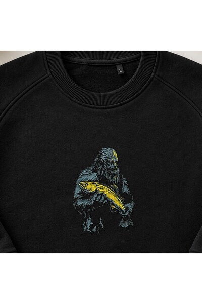 KEYFHOME Μπλούζα με κολάρο ποδηλάτου με κέντημα Bigfoot που ψαρεύει Unisex