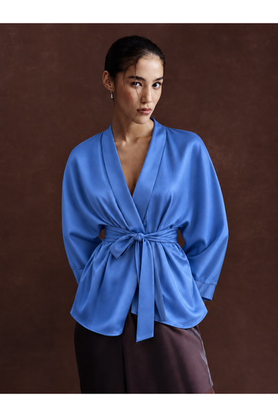 Glowear Atelier كيمونو من الساتان الأزرق مع حزام