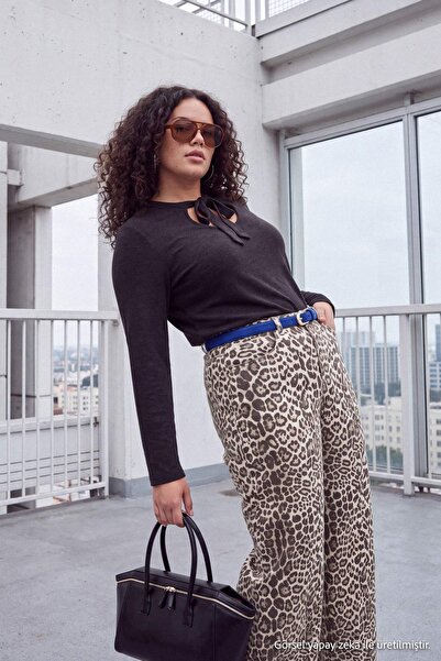 Trendyol Curve Siyah Yakası Bağlamalı Örme Büyük Beden Bluz TBBAW27AF00083