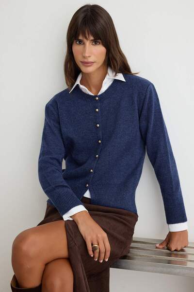 Trendyol Collection كارديجان تريكو ناعم الملمس بلون النيلي مع تفاصيل أزرار TW...