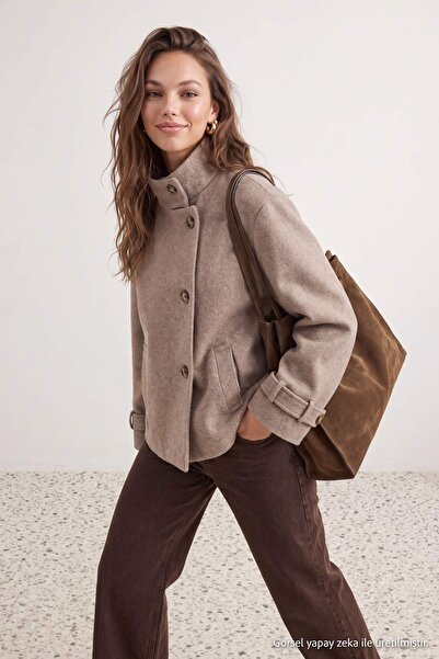 Trendyol Collection معطف صوف قصير كبير الحجم بياقة مينك قائمة وتصميم غير متما...