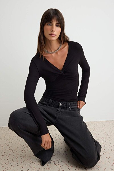 Trendyol Collection Black Fitted/V-Neck Long Sleeve Soft Knitted Blouse Twoss...