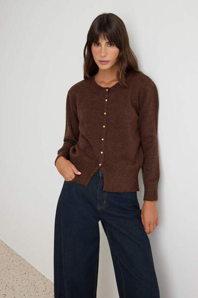 Trendyol Collection كارديجان تريكو بني ناعم الملمس مزين بأزرار TWOAW27HI00210