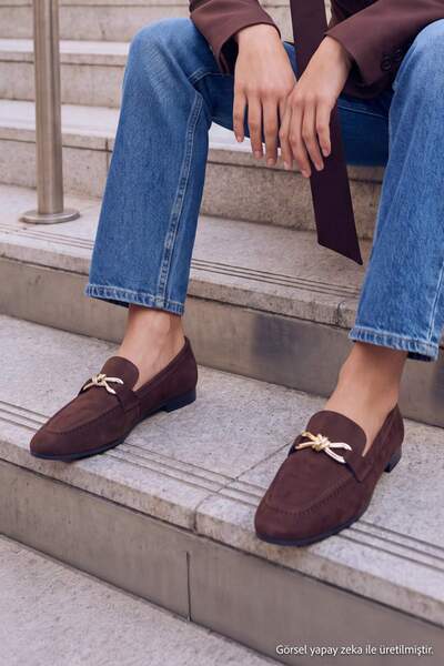 TRENDYOL SHOES Καφέ σουέντ γυναικεία παπούτσια loafer με χρυσή αγκράφα και λε...