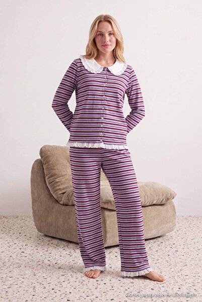 Trendyol Collection طقم بيجامة محبوكة مخططة بتفاصيل ليلا برودي وياقة مزينة TH...