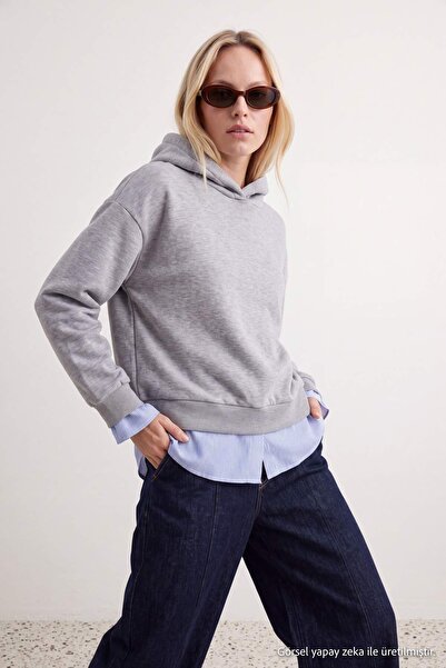Trendyol Collection سويت شيرت محبوك كبير الحجم/واسع القصة باللون الرمادي المي...
