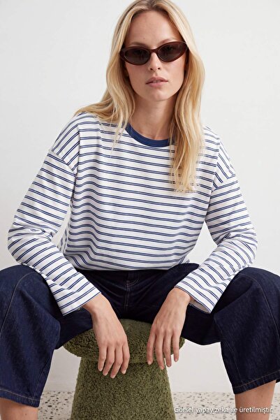 Trendyol Collection تي شيرت محبوك مخطط باللون الأزرق الداكن من إكرو، مقاس كبي...