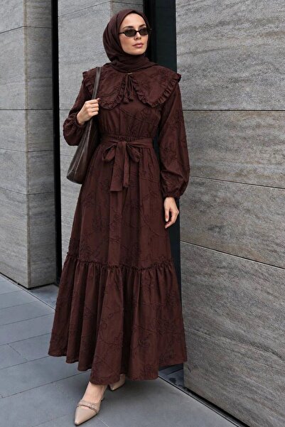N.S NEVA STYLE فستان إسلامي بني داكن مع ياقة وشاح وتفاصيل مطرزة 26184KKH