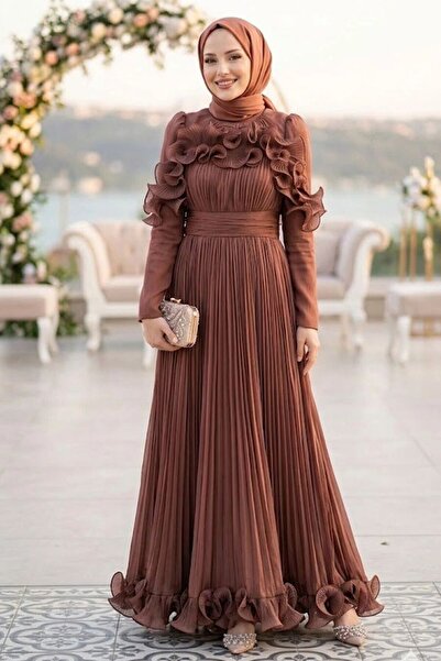 N.S NEVA STYLE فستان سهرة بني لامع مزين بكشكشة وطيات 55691KH
