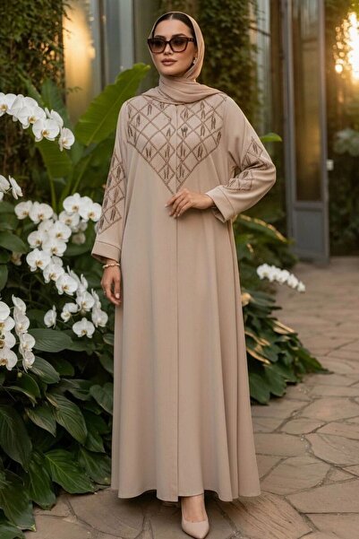 Neva Style فستان تشيتيشر بيج مع حزام وتطريز على شكل حرف V 29146BEJ
