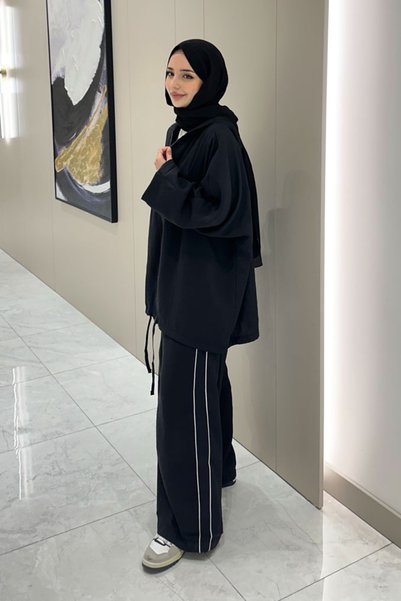 Ovn. طقم رياضي بحواف مميزة، باللون الأسود