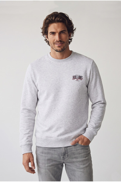 Jack & Jones سويت شيرت رجالي بطبعة على الصدر وياقة دائرية - Aero