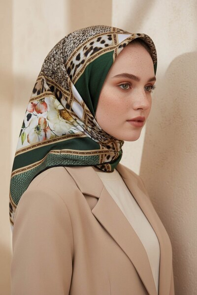 VİOLLA Twill Leopar ve Çiçek Desenli Zümrüt Yeşili - Bej Renkli 90x90 Eşarp (...