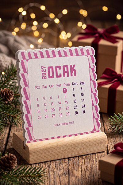 Ahşap Standlı Dalgalı Kesim Pembe Dama Tasarımlı 2027 Masaüstü Takvimi (8,5x9,5 cm) - Estetik Yeni Yıl Hediyesi