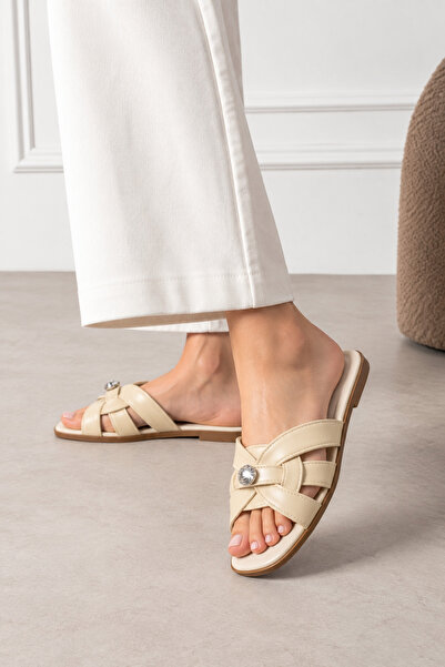 TrendWalk Γυναικείες μπεζ παντόφλες με χιαστί λουράκια και πέτρινη λεπτομέρει...