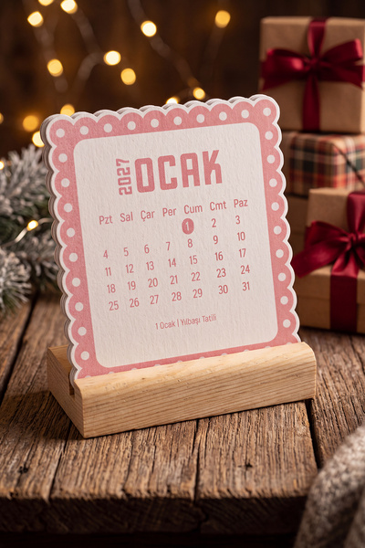 Ahşap Standlı Dalgalı Kesim Pembe Puantiyeli 2027 Masaüstü Takvimi (8,5x9,5 cm) - Estetik Yeni Yıl Hediyesi
