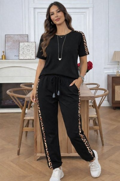 bysocafashion طقم بدلة رياضية نسائية بتفاصيل مخططة باللون الأسود وياقة دائرية...