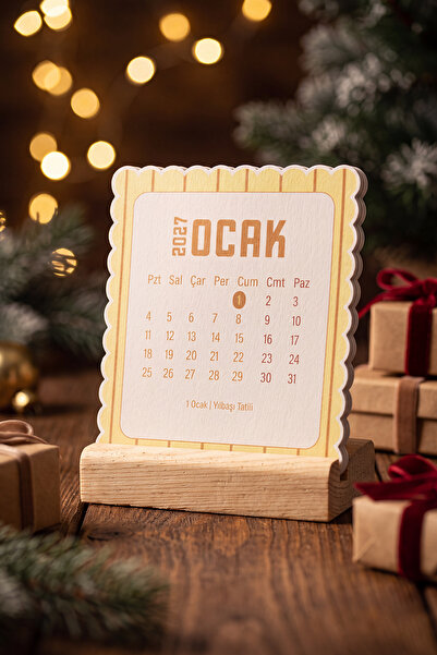 Ahşap Standlı Dalgalı Kesim Sarı Çizgili 2027 Masaüstü Takvimi (8,5x9,5 cm) - Estetik Yeni Yıl Hediyesi