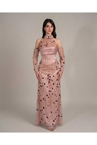 NAQWA FASHION فستان سهرة مميز بقصات من التطريز