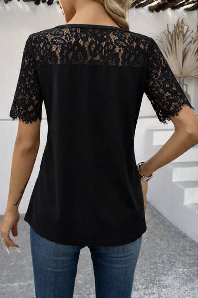 bysocafashion بلوزة نسائية سوداء بأكمام قصيرة وتفاصيل دانتيل وأزرار جانبية