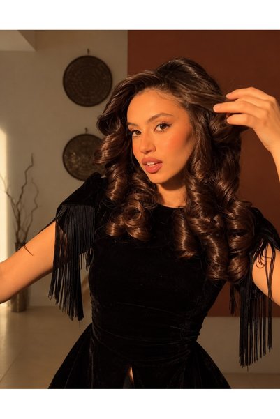 Ayaen فستان مخملي أسود، طويل، بفتحة رقبة عالية، وأكمام قصيرة، ومزين بشراشيب على الأكمام وذيل الفستان