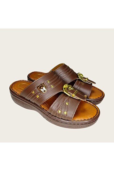 Almajeed Store صنادل رجالية من الجلد، مع أشرطة ذات مشبك ذهبي وشارات على شكل ن...