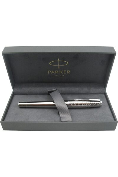 Parker قلم حبر معدني فاخر - لون فضي مع نقش محفور - رأس متوسط الحجم - علبة هدا...