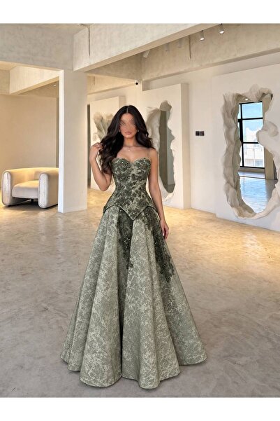 RASHA FASHION فستان سهرة فاخر بقصة كورسيه وتطريز بارز وتنورة منفوشة – أخضر زيتي