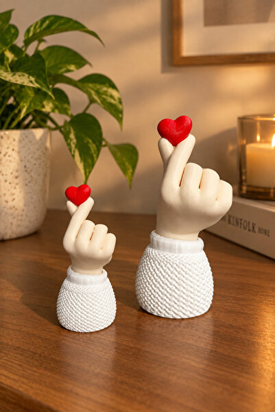 Korean Heart 2'li Biblo Seti – Kalp Tutan El Dekoratif Obje, Masaüstü Süsü, 9 cm & 14 cm