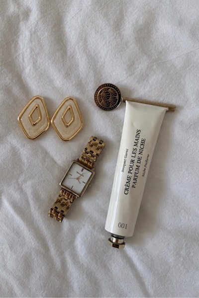 Lavian Accessories Cio Siyah Gold Detaylı Hafif Küpe
