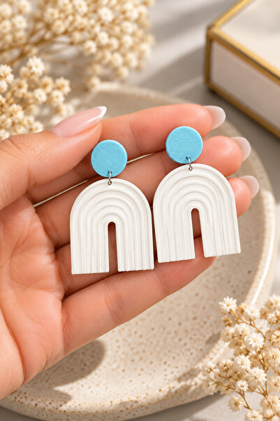 Generic Brand Cercei Albi cu Design Arcadă și Detalii Bleu – 5 × 4 cm