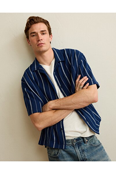 AMERICAN EAGLE قميص AE ذو ياقة كامب وأزرار أمامية بقصة مريحة