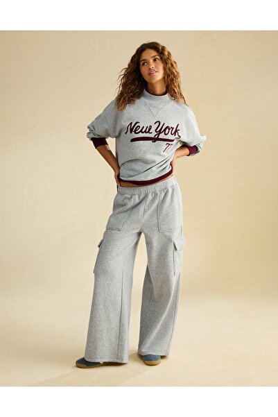 AMERICAN EAGLE AE Everyday Luxe Cargo Wide-Leg Sweatpant