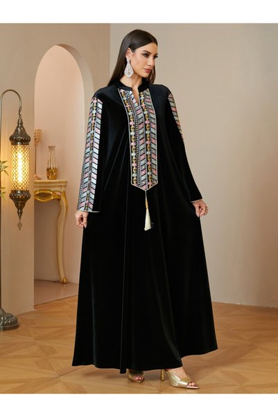 Take Two By Styli جلابية ماكسي سوداء مع تطريز هندسي