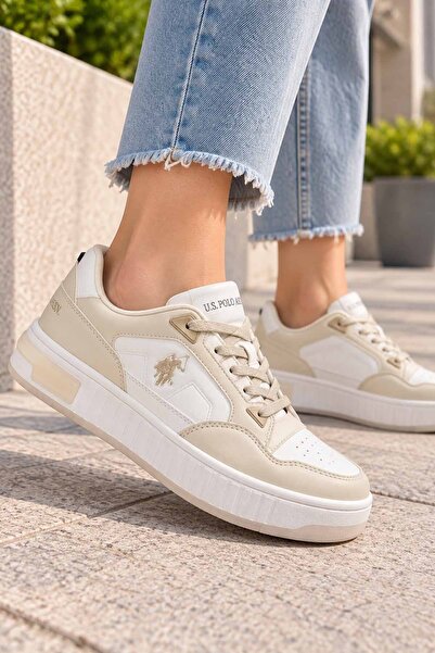 U.S. Polo Assn. حذاء رياضي نسائي بلون كريمي/أبيض مع شعار - حذاء رياضي كاجوال
