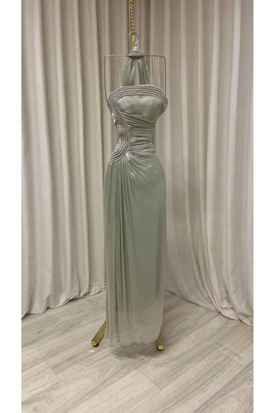 Boutique 219 فستان سهرة طويل بلون زيتي فاتح حريري بتصميم درابيه يربط حول الرق...
