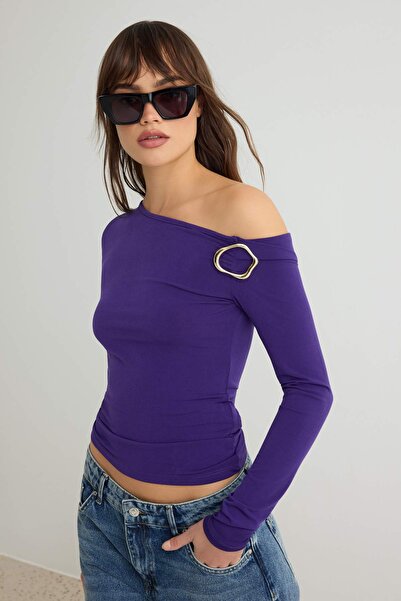 Trendyol Collection بلوزة محبوكة مرنة باللون الأرجواني الداكن بتفاصيل إكسسوار...