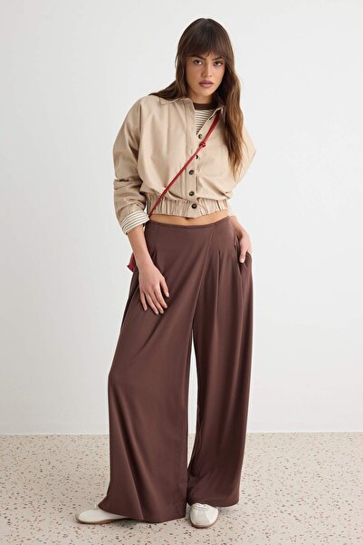 Trendyol Collection بنطلون محبوك من القماش الناعم ذو أرجل واسعة وتفاصيل مطوية...
