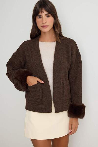 Trendyol Collection كارديجان تريكو بتفاصيل من الفرو على أطراف الأكمام باللون ...