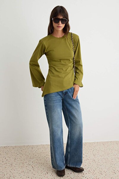 Trendyol Collection تي شيرت كاكي 100% قطن محبوك بياقة دائرية غير متماثلة وقصة...