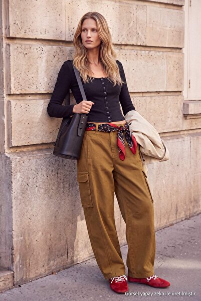 Trendyol Collection بلوزة سوداء سادة بياقة مربعة وأزرار كبس من الفيسكون المحب...