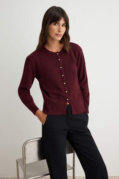 Trendyol Collection كارديجان تريكو ناعم الملمس بلون أحمر كلاريت مع تفاصيل أزر...