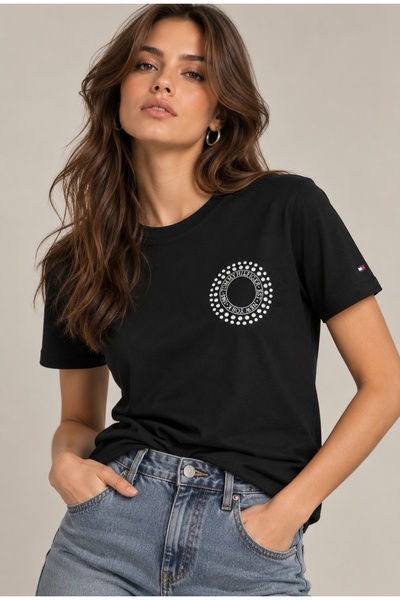 Tommy Hilfiger تي شيرت دوهوما قطني بتفاصيل معدنية عادية وشعار مطبوع