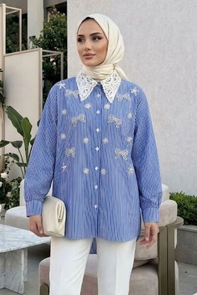 Neva Style قميص دانتيل بياقة مطرزة ومفصلات مخططة من قماش البوبلين باللون الأز...