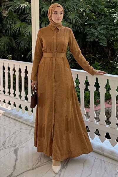 Neva Style فستان حجاب بتفاصيل زهور ولون الجمل 1447C
