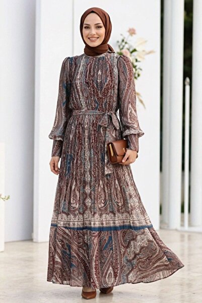 Neva Style فستان حجاب من الساتان الحريري البني مع حزام ونقشة شال 95709KH