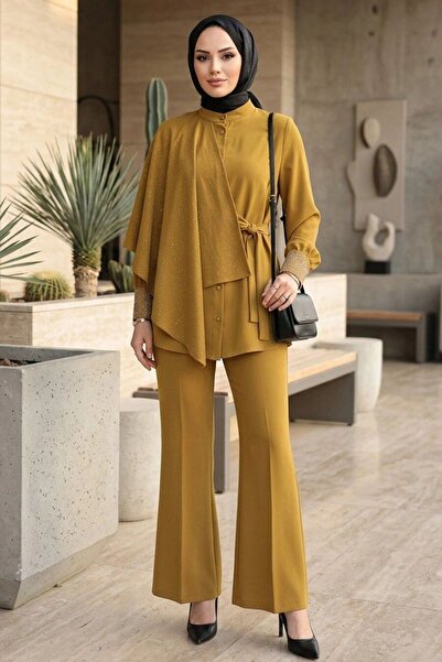 Neva Style طقم من قطعتين باللون الأخضر الزيتي مع عباءة مطرزة بحجر الكريب 95729YY