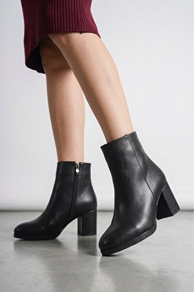 NOVELLAM SHOES Γυναικείες κοντές μπότες Liva μαύρες δερμάτινες με τακούνι