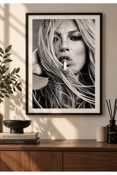 Taranist Poster - Kate Moss Sigara İçen Kadın - Siyah Beyaz Retro Fotoğraf
