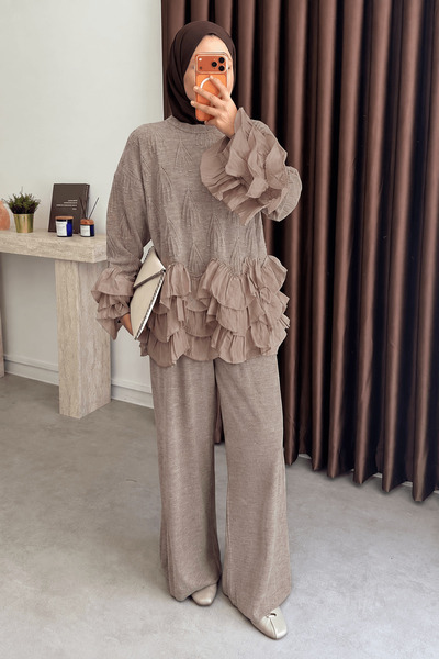 Hepsi Moda Kat Kat Fırfır Detaylı Triko Pantolonlu Takım - Vizon